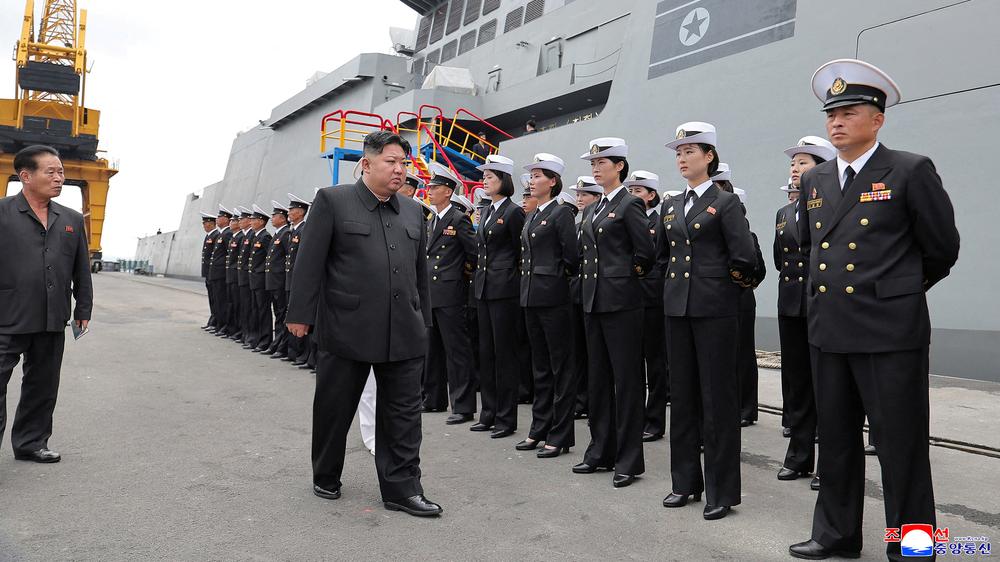  Nordkoreas Machthaber Kim Jong Un kündigte beim Besuch eines nordkoreanischen Zerstörers der „Choe-Hyon-Klasse“ die Ausweitung des Atomprogramms an.