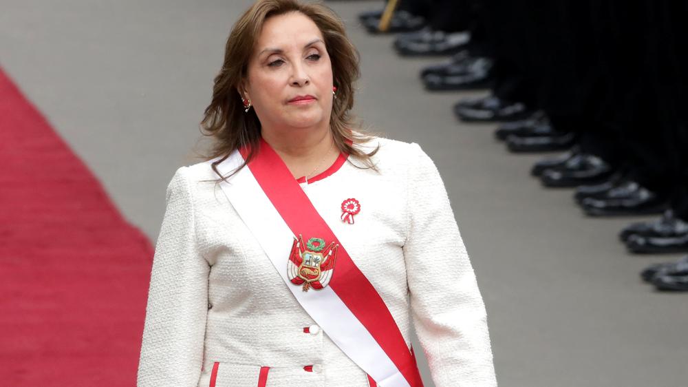  Perus Präsident Dina Boluarte hat ein umstrittenes Amnestiegesetz für Bürgerrechtsverbrechen unterzeichnet. Laut UN sind hunderte Verfahren und Urteile betroffen.