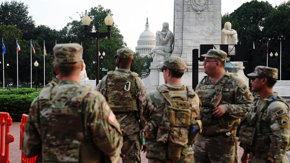  Nationalgardisten stehen vor dem Hauptbahnhof von Washington, D.C. Wache.