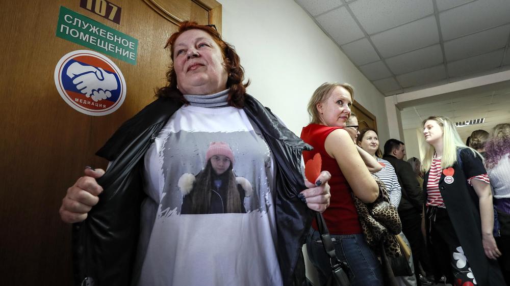  Eine Regimekritikerin protestiert im April 2023 gegen die Inhaftierung von Alexej Moskaljow. Auf dem T-Shirt ist seine Tochter Mascha zu sehen.