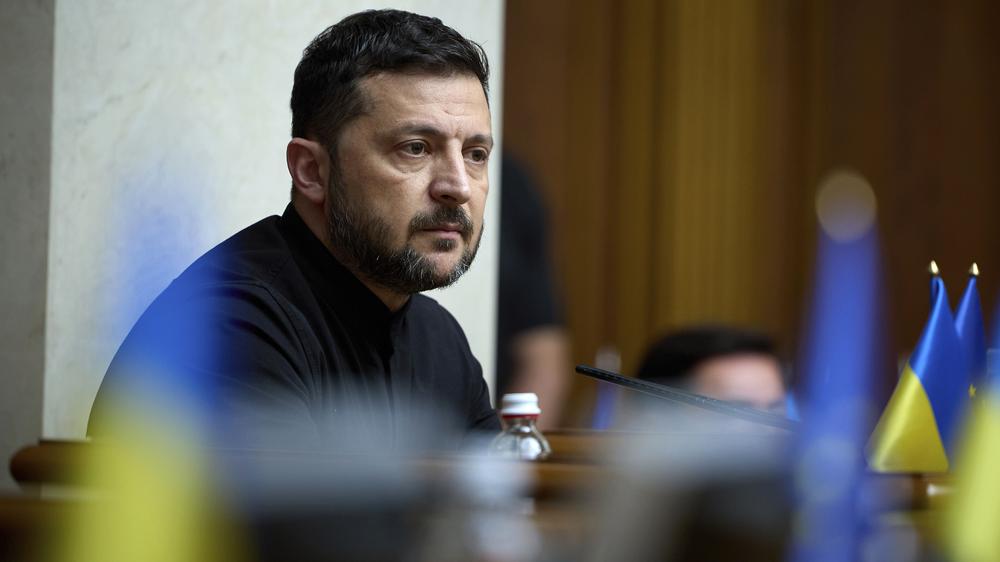  Präsident Wolodymyr Selenskyj schrieb auf X, dass ihm ukrainische Soldaten unter anderem von chinesischen Söldnern an Front in der Region Charkiw berichtet hätten. Diese sollen demnach für Russland kämpfen.