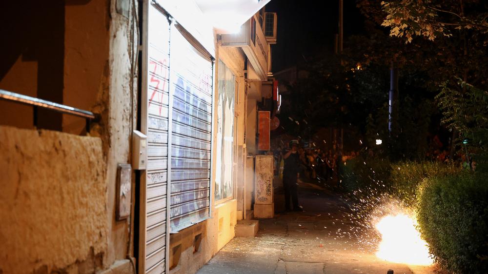  Angriff auf die Parteizentrale der serbischen Fortschrittspartei (SNS) in Belgrad während einer regierungskritischen Demonstration.