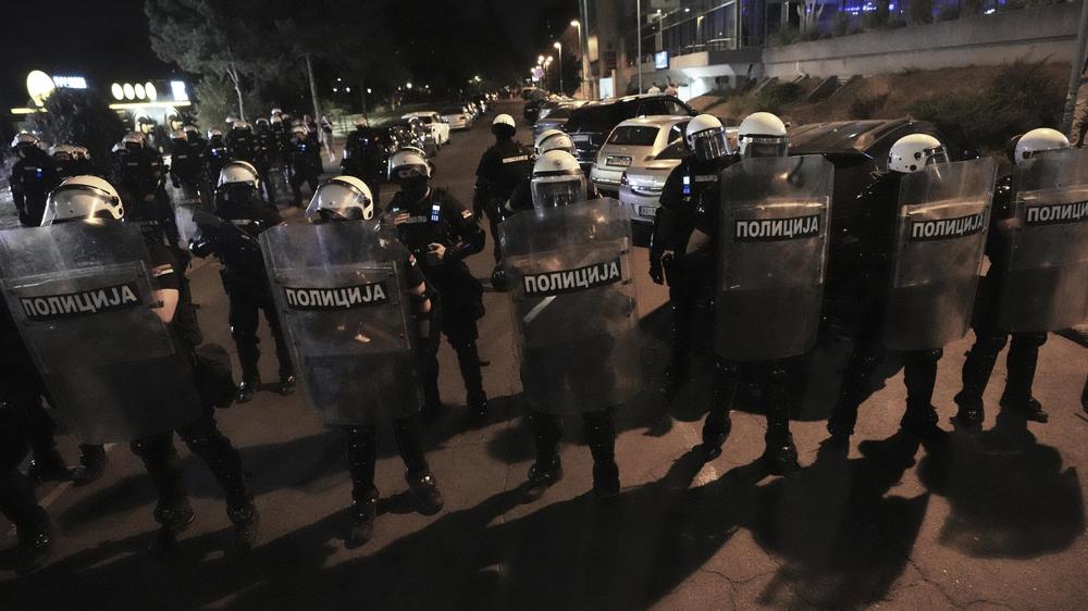  Serbische Bereitschaftspolizisten bewachen eine Kreuzung, nachdem sie eine Straßenblockade während einer Antiregierungsdemonstration geräumt haben.