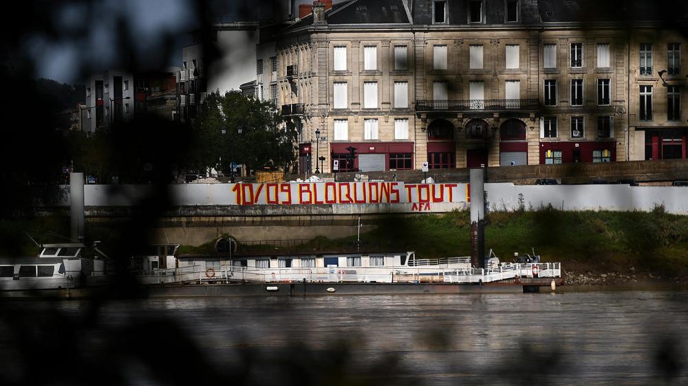  Ein Graffiti in Paris ruft zur Blockade am 10. September auf.