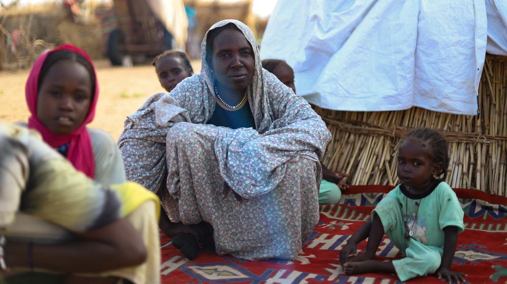  Im Sudan wurden mehr als 14 Millionen Menschen nach UN-Angaben gewaltsam vertrieben. Viele von ihnen leben in Flüchtlingslagern wie Abu Schuk nördlich der Stadt Al-Faschir.