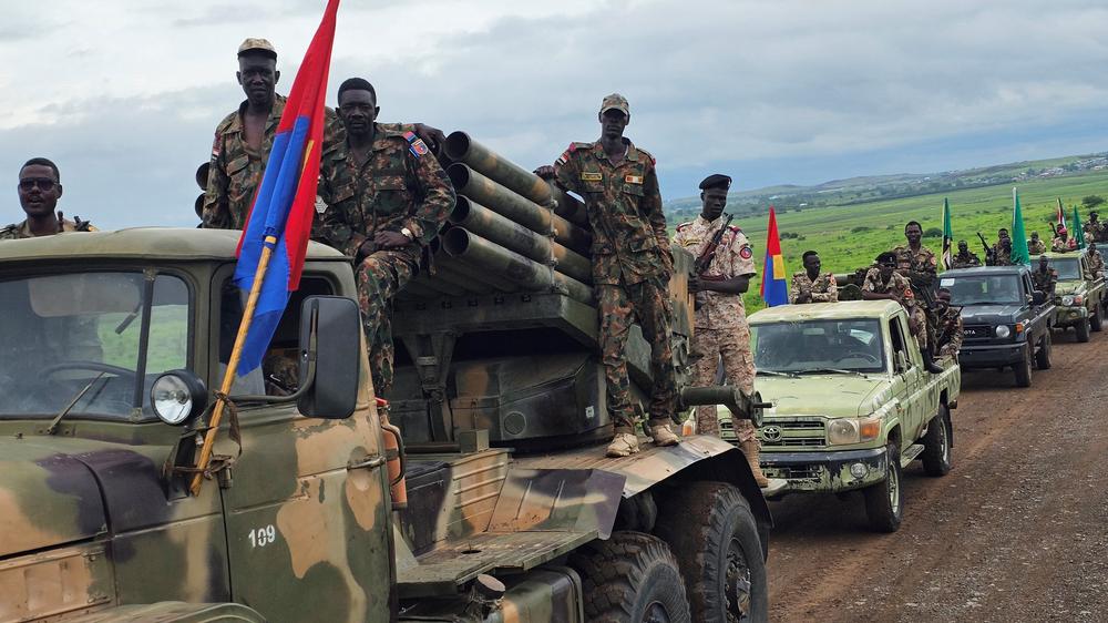  Die sudanesische Armee fährt bei einer Parade am 14. August durch die Straßen von Gedaref im Süden des Landes. Die Armee kämpft gegen die RSF-Miliz im Sudan.