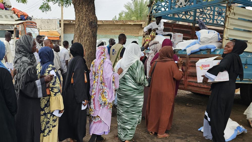  Vertriebene Sudanesen stehen am 28. Juli 2025 bei ihrer Ankunft in der Hauptstadt Khartum Schlange, um humanitäre Hilfe zu erhalten.