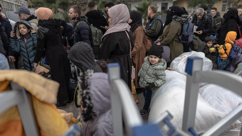  Syrer warten im Dezember 2024 am Grenzübergang Cilvegözü in der Südtürkei darauf, zurück nach Syrien zu gelangen. Wer sich die Situation dort erst einmal ansehen möchte, riskiert, seinen Schutzstatus in Deutschland zu verlieren.