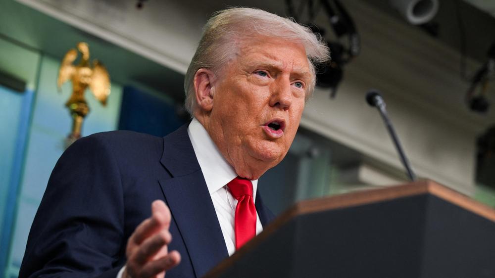  US-Präsident Donald Trump äußert sich auf einer Pressekonferenz im Weißen Haus zum Gipfeltreffen mit Wladimir Putin.