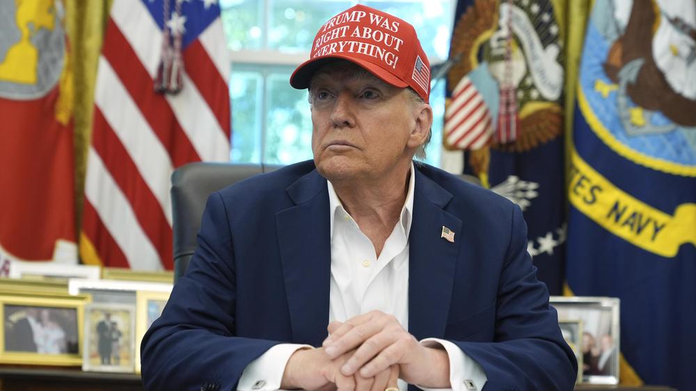  US-Präsident Donald Trump erwägt nach eigener Aussage trotz Treffen mit Putin wieder Sanktionen gegen Russland.