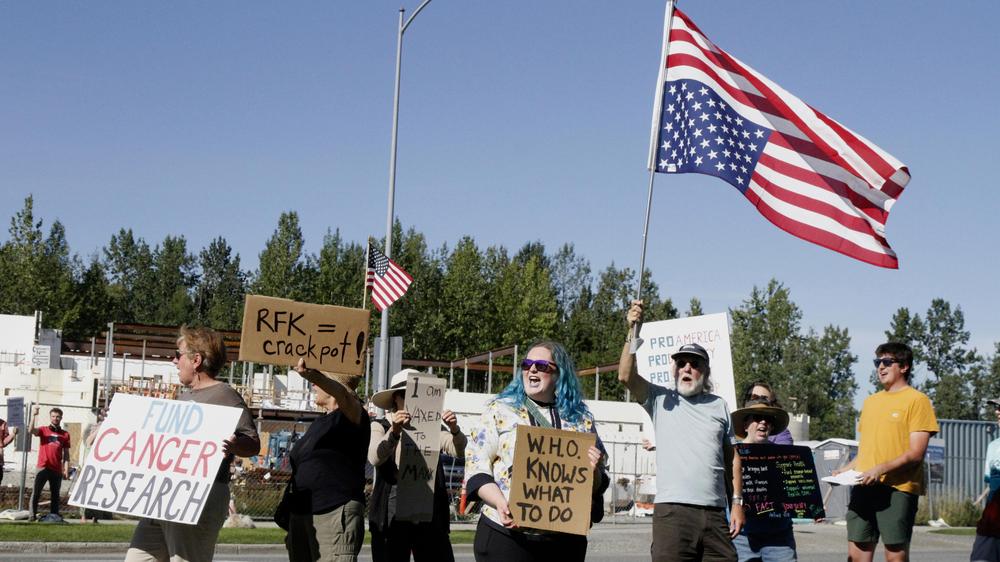  US-Präsident Donald Trump will das Verbrennen und Schänden der US-Flagge unter Strafe stellen (Aufnahme von Protest gegen Kürzungen im Gesundheitswesen im US-Bundesstaat Alaska am 05.08.2025).