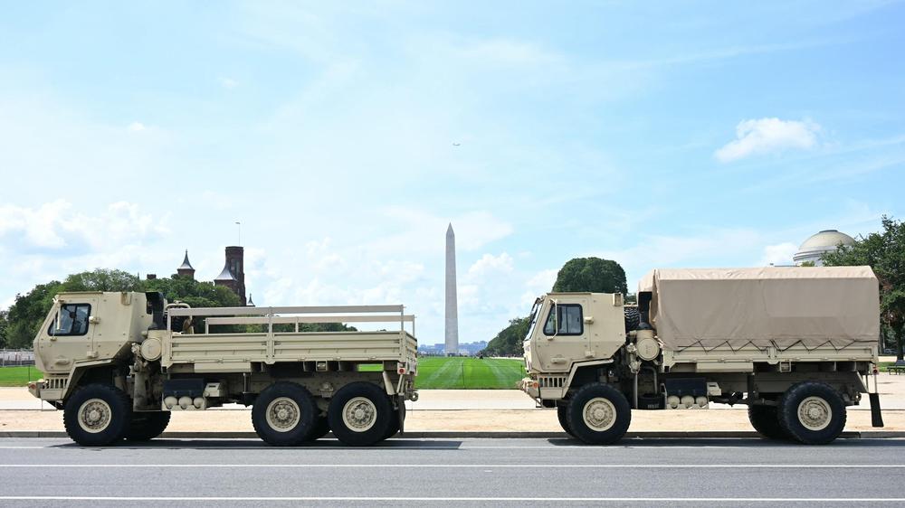  Militärfahrzeuge auf der National Mall in Washington, D. C. – US-Präsident Trump hat die Hauptstadt unter Bundeskontrolle gestellt und damit einen politischen Streit ausgelöst.
