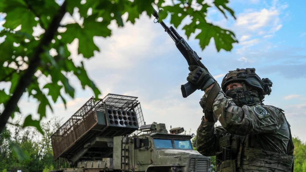  Ein russischer Soldat vor einem Raketenwerfer Ende Juli nahe Pokrowsk. In der Region soll Russland ein großer Durchbruch gelungen sein.
