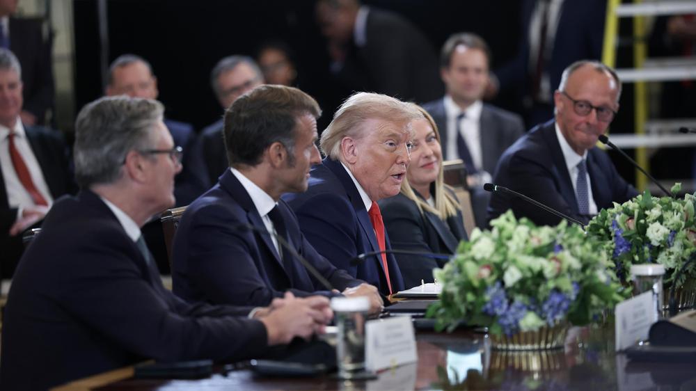  US-Präsident Donald Trump hat sich mit Vertretern der EU und dem ukrainischen Präsidenten Wolodymyr Selenskyj im Weißen Haus über Schritte zu einem möglichen Kriegsende verständigt.