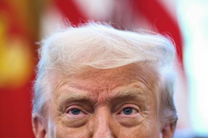Krieg gegen die Ukraine: U.S. President Donald Trump looks on, in the Oval Office at the White House in Washington, D.C., U.S., August 14, 2025. REUTERS/Kevin Lamarque
