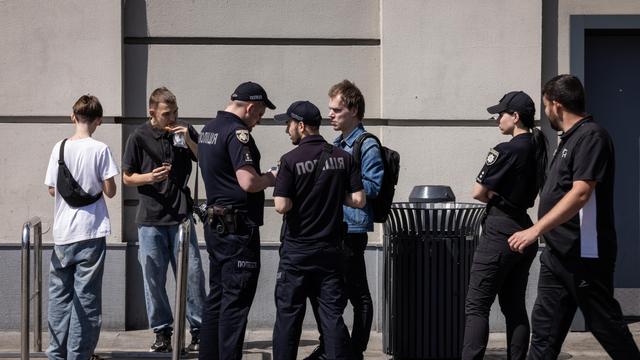 Ukrainekrieg: Ukraine hebt Ausreiseverbot für junge Männer auf