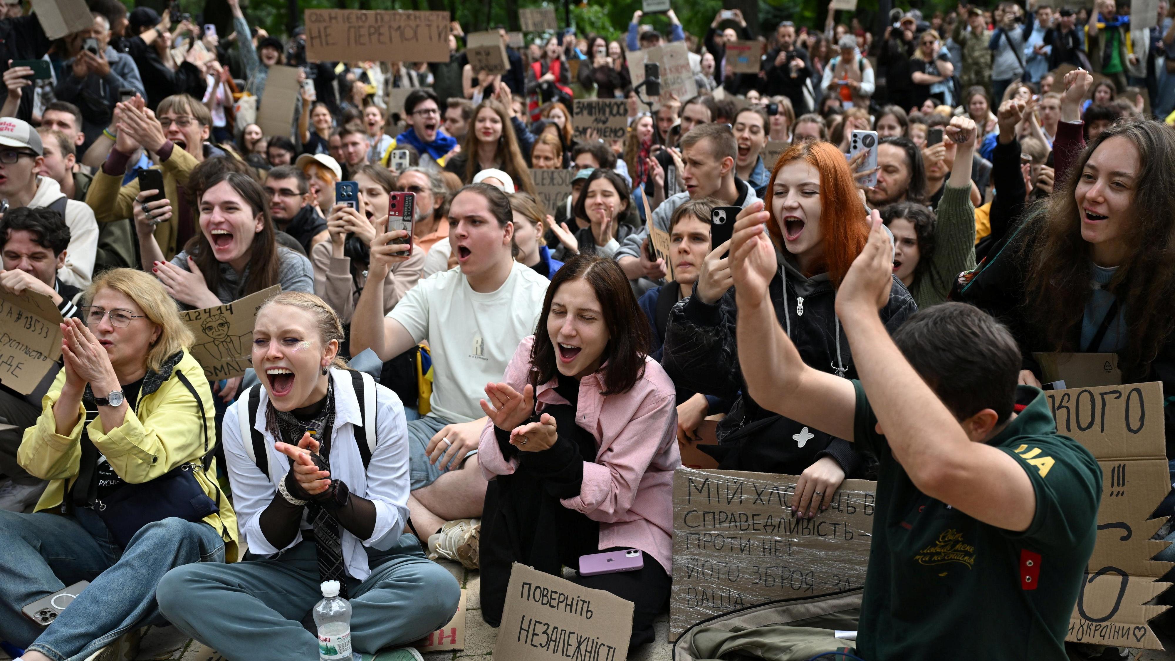 Lage in der Ukraine: Jubel unter Demonstrantinnen und Demonstranten, nachdem das Parlament für das korrigierte Antikorruptionsgesetz gestimmt hat.