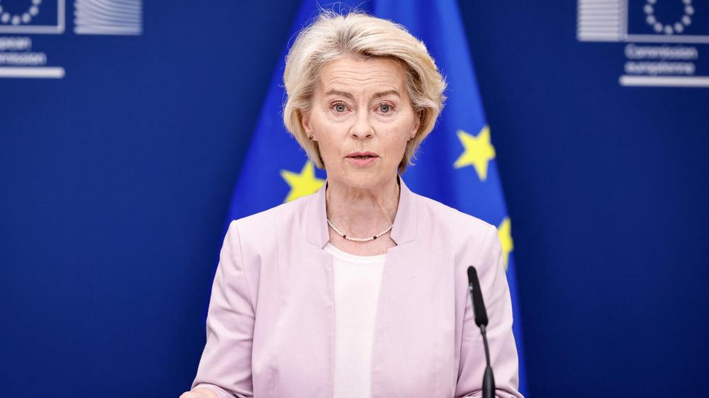  EU-Kommissionspräsidentin Ursula von der Leyen hat bei der Pressekonferenz in Brüssel mit Wolodymyr Selenskyj einen "gerechten Frieden" für die Ukraine gefordert.