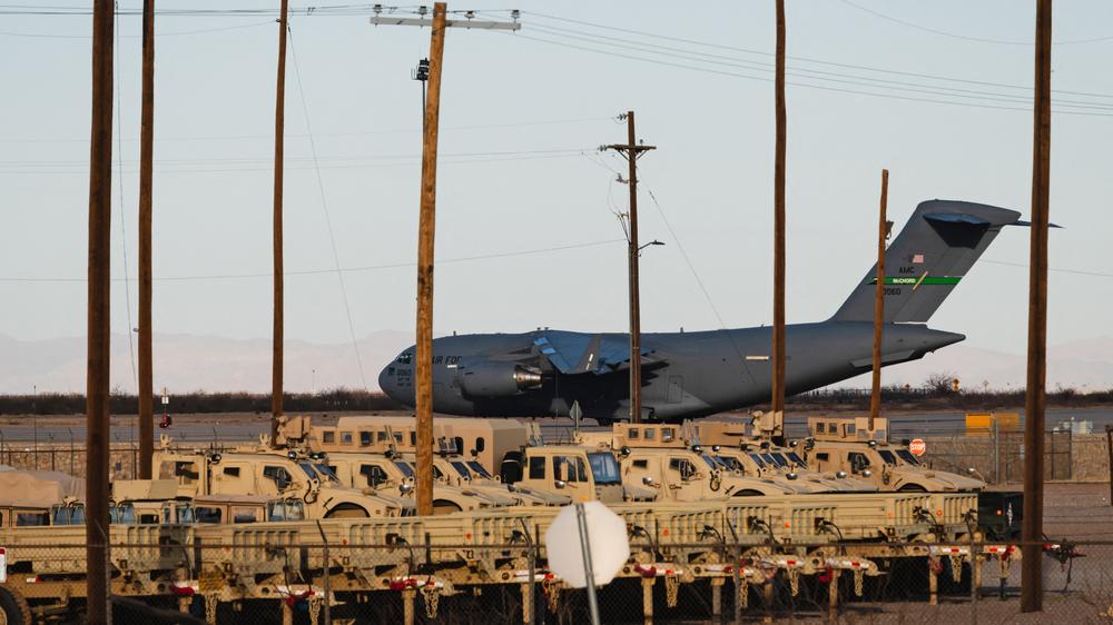 USA: Ein US-Militärflugzeug steht Anfang des Jahres in Texas für Abschiebeflüge bereit: Ein US-Gericht stoppt die geplante Rückführung von Kindern nach Guatemala.