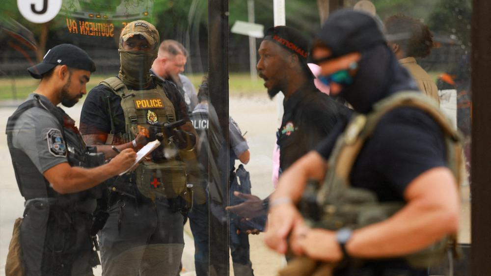  In Washingtons Stadtteil Anacostia kontrollieren Sicherheitskräfte einen Mann an einer Bushaltestelle; Donald Trump sprach in der örtlichen Kommandozentrale vor Nationalgardiesten und Polizisten.