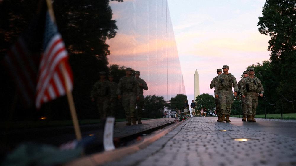  Mehreren übereinstimmenden Berichten zufolge sollen die Nationalgardisten in der US-Hauptstadt künftig auch Waffen tragen.
