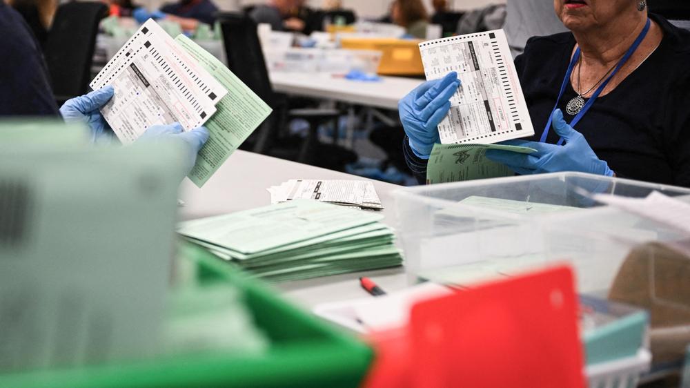  Auszählung von Briefwahlunterlagen bei der US-Präsidentschaftswahl 2024 – Präsident Donald Trump will die Briefwahl per Verordnung abschaffen.