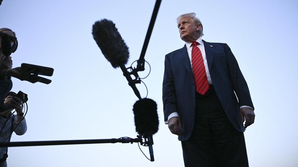  Mit neuen Zolldrohungen richtet sich US-Präsident Trump nun an die Pharmakonzerne. Die Strafzölle auf Medikamentenimporte sollen um mehr als das Zehnfache steigen.