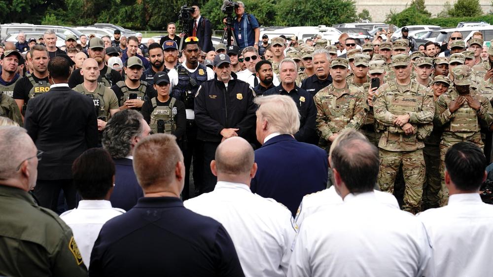  US-Präsident Donald Trump mit Mitgliedern der Anacostia Operations Facility in Washington