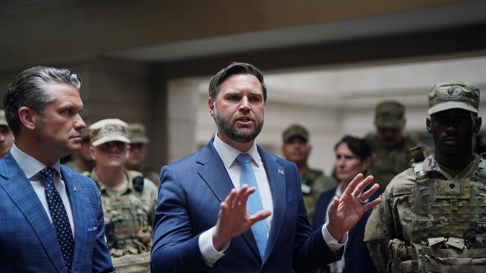  US-Vizepräsident JD Vance (rechts) und Verteidigungsminister Pete Hegseth (links) beim Besuch der Nationalgarde in Washington, D. C.