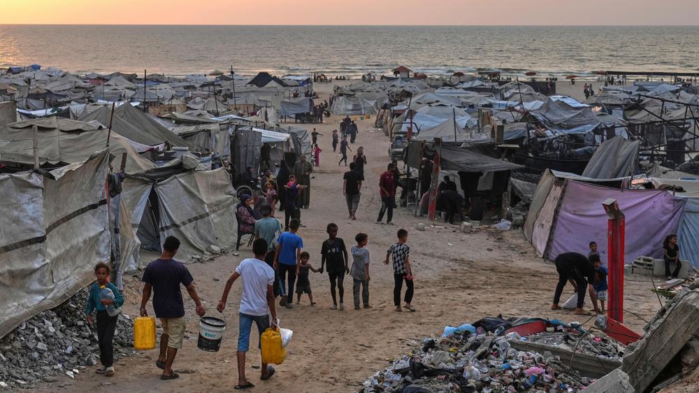  Behelfsmäßiges Lager am Strand von Gaza-Stadt