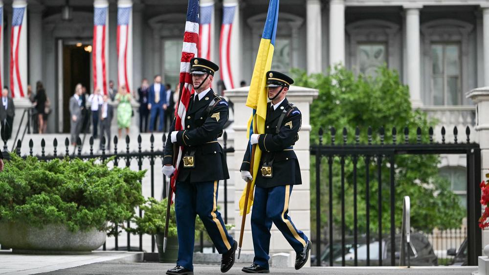  Die US-amerikanische und die ukrainische Fahne vor dem Weißen Haus in Washington, D. C.