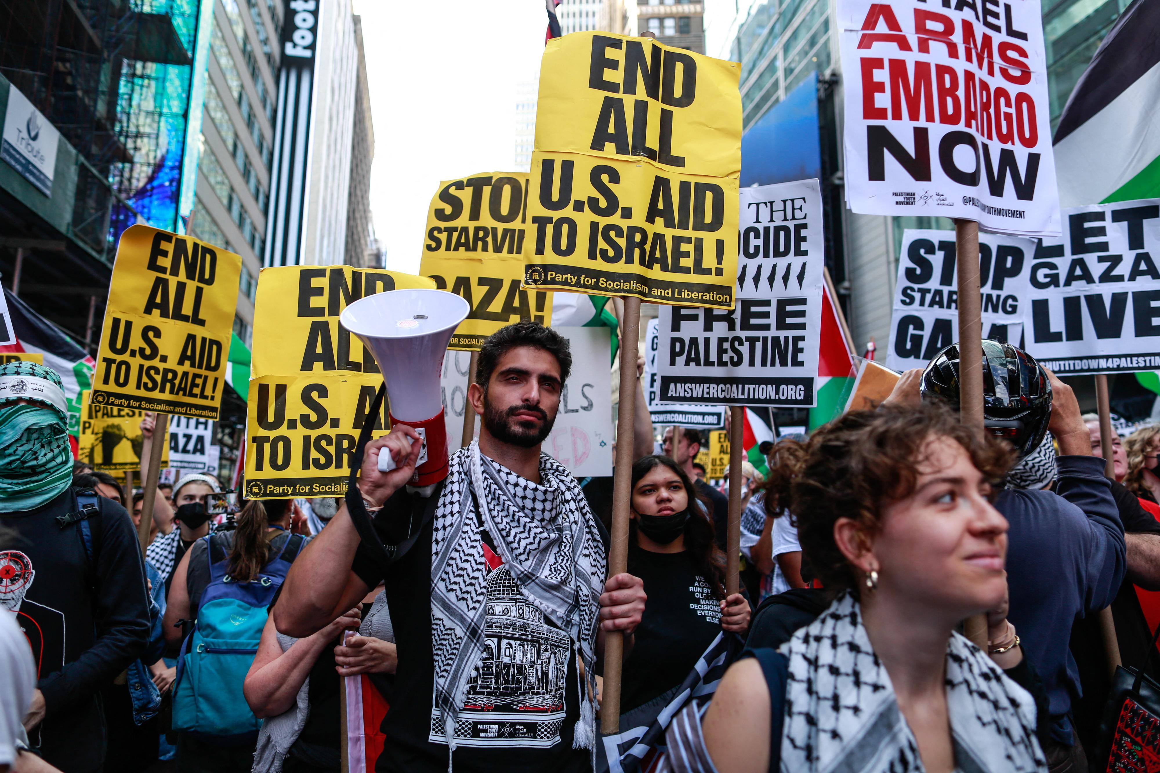 Benjamin Netanjahu: Vor dem UN-Hauptquartier in New York fordern Menschen einen Stopp der US-Hilfen für Israel.