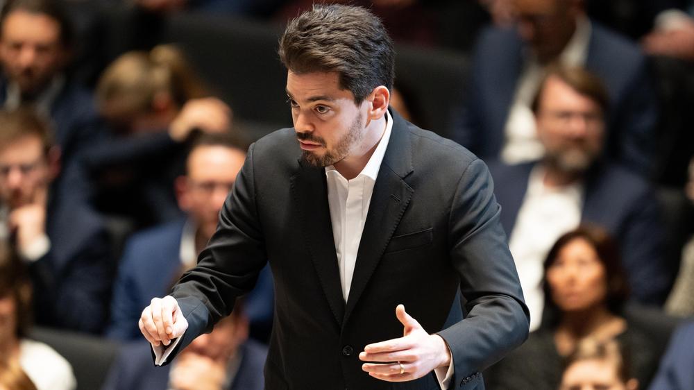  Dirigent Lahav Shani hat zu seiner Ausladung von einer Musikveranstaltung in Belgien Stellung bezogen.