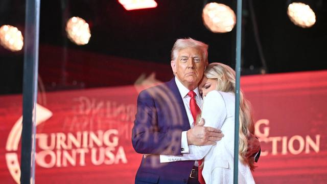 Charlie Kirk: Donald Trump und Erika Kirk beenden Gedenkfeier gemeinsam