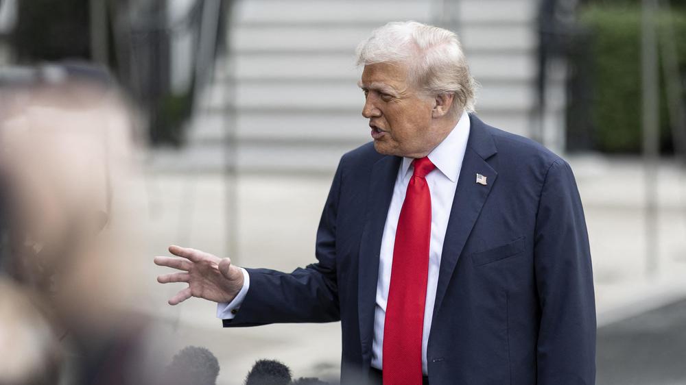  US-Präsident Donald Trump vor seiner Abreise nach Großbritannien. Es ist bereits Trumps zweiter Staatsbesuch.