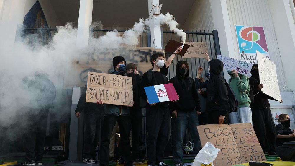 Frankreich: Schülerinnen und Schüler blockieren den Eingang ihrer Schule in Paris während des landesweiten Streik- und Protesttages, zu dem die Gewerkschaften wegen des französischen Staatshaushalts aufgerufen hatten.