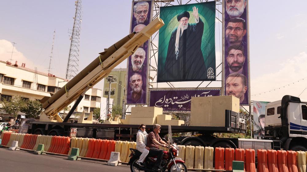  Das Bild des iranischen obersten Führers Ajatollah Ali Chamenei in Teheran