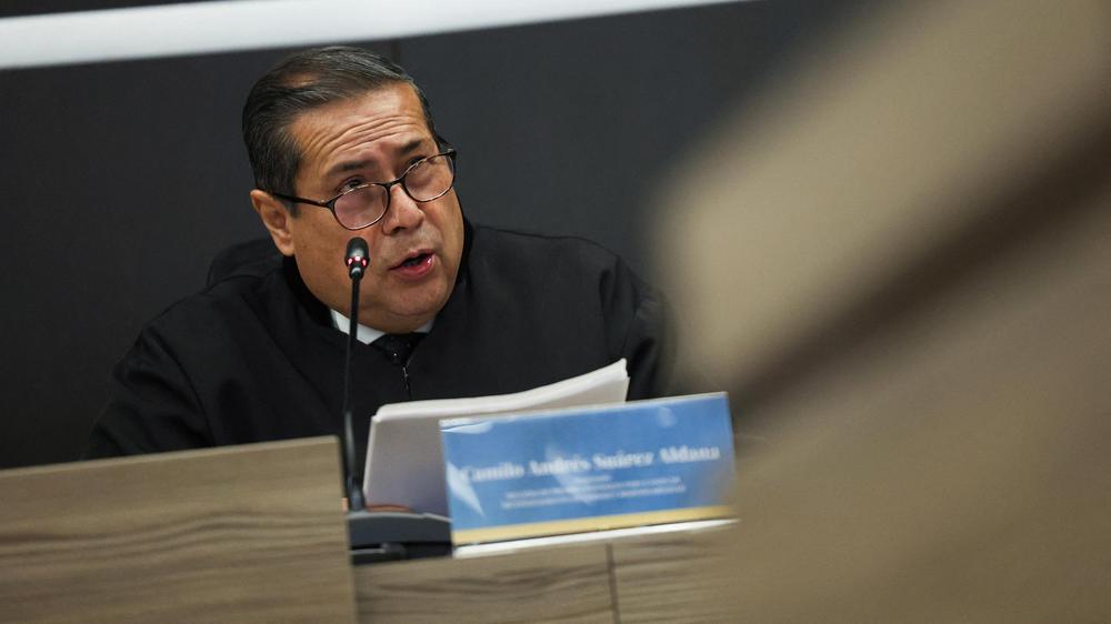  Mitglied des kolumbianischen Sondertribunals für den Frieden, Camilo Andres Suarez, während der Urteilsverkündung gegen die ehemaligen Farc-Anführer