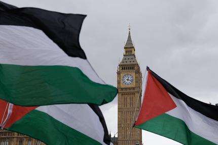 Palästinensicher Staat: Symbolbild: Demonstranten schwenken palästinensische Flaggen, während sie am 4. Juni 2025 in London, England, eine rote Linie um das Parlamentsgebäude bilden.