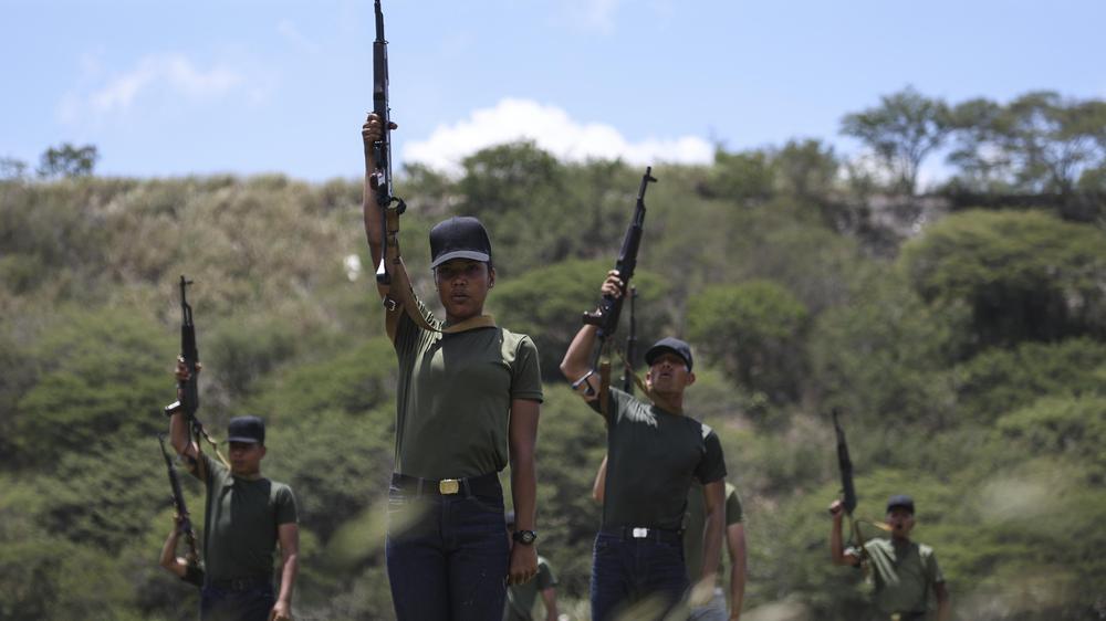  Angesichts der wachsenden Spannungen zwischen den USA und Venezuela lässt die Regierung des südamerikanischen Landes Freiwillige an der Waffe ausbilden.