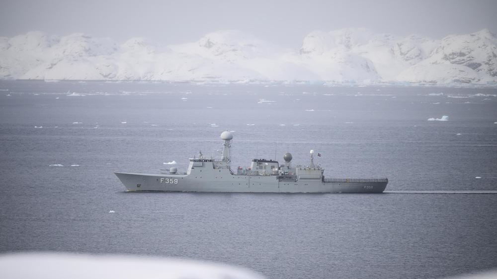  Die zur dänischen Marine gehörende Fregatte HDMS Triton patrouilliert in Nuuk, Grönland.