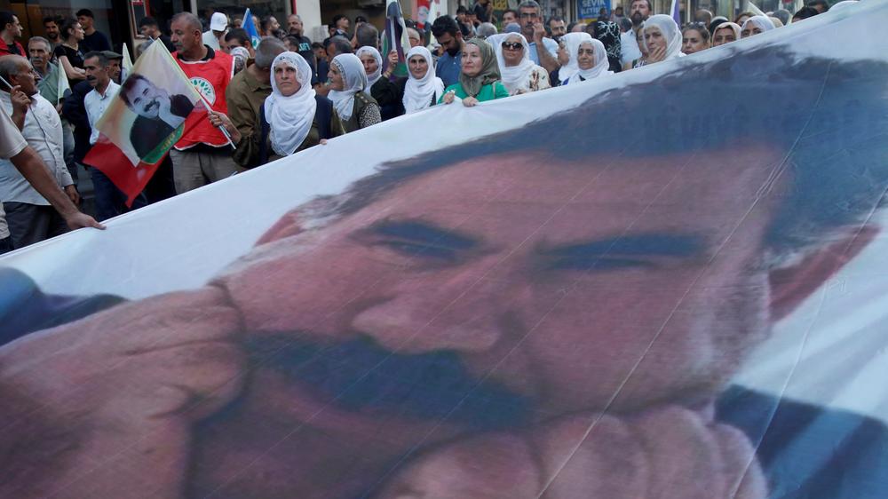  Tausende Menschen demonstrieren in der türkischen Stadt Diyarbakır für die Freilassung von PKK-Chef Abdullah Öcalan.