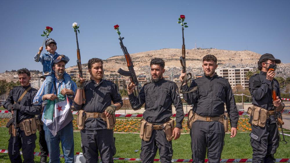 Syrien: Syrische Soldaten, ehemalige Mitglieder der HTS-Miliz, während der Feierlichkeiten zum Jahrestag der syrischen Revolution (15. März 2025)