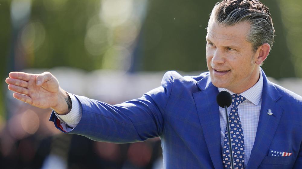 US-Übersicht am Morgen : US-Verteidigungsminister Pete Hegseth während einer Zeremonie am Freitag vor dem Pentagon. Neue Richtlinien zu Berichten über das US-Militär stoßen auf Kritik.