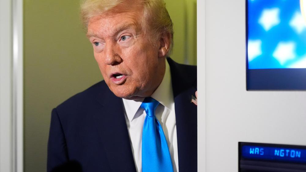  US-Präsident Donald Trump spricht an Bord seines Regierungsflugzeuges "Air Force One" zu Journalisten.