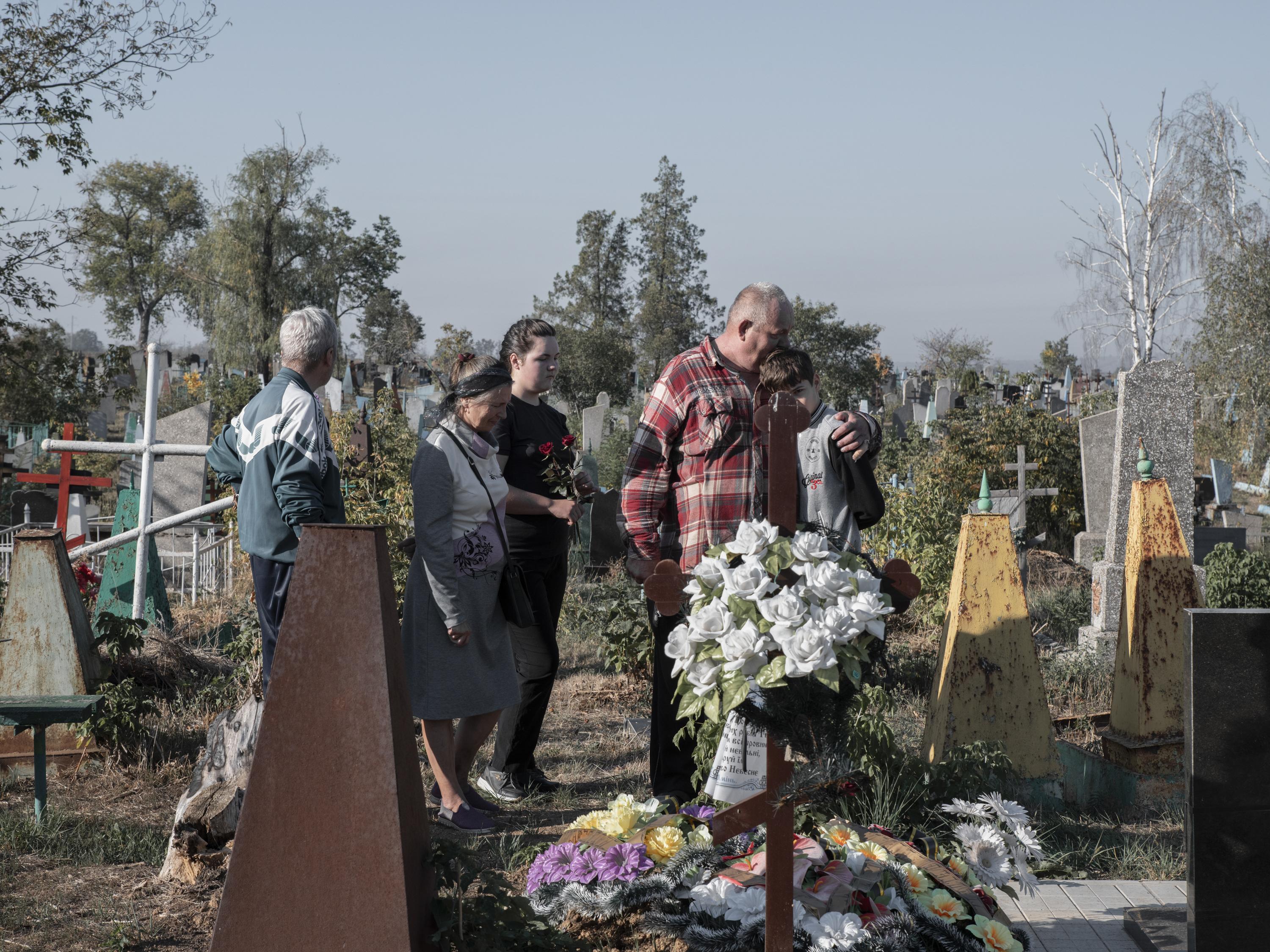 Antoni Lallican: Der 58-jährige Volodymyr umarmt seinen 13-jährigen Sohn Yvan vor dem Grab seiner im vergangenen Monat an Brustkrebs verstorbenen Frau, während er mit seiner Tochter Maria und seinen Schwiegereltern Abschied nimmt. In zwei Tagen wird die Familie Druzhkivka wegen zunehmender russischer Angriffe verlassen und sich in der Region Tscherkassy im Zentrum der Ukraine niederlassen.