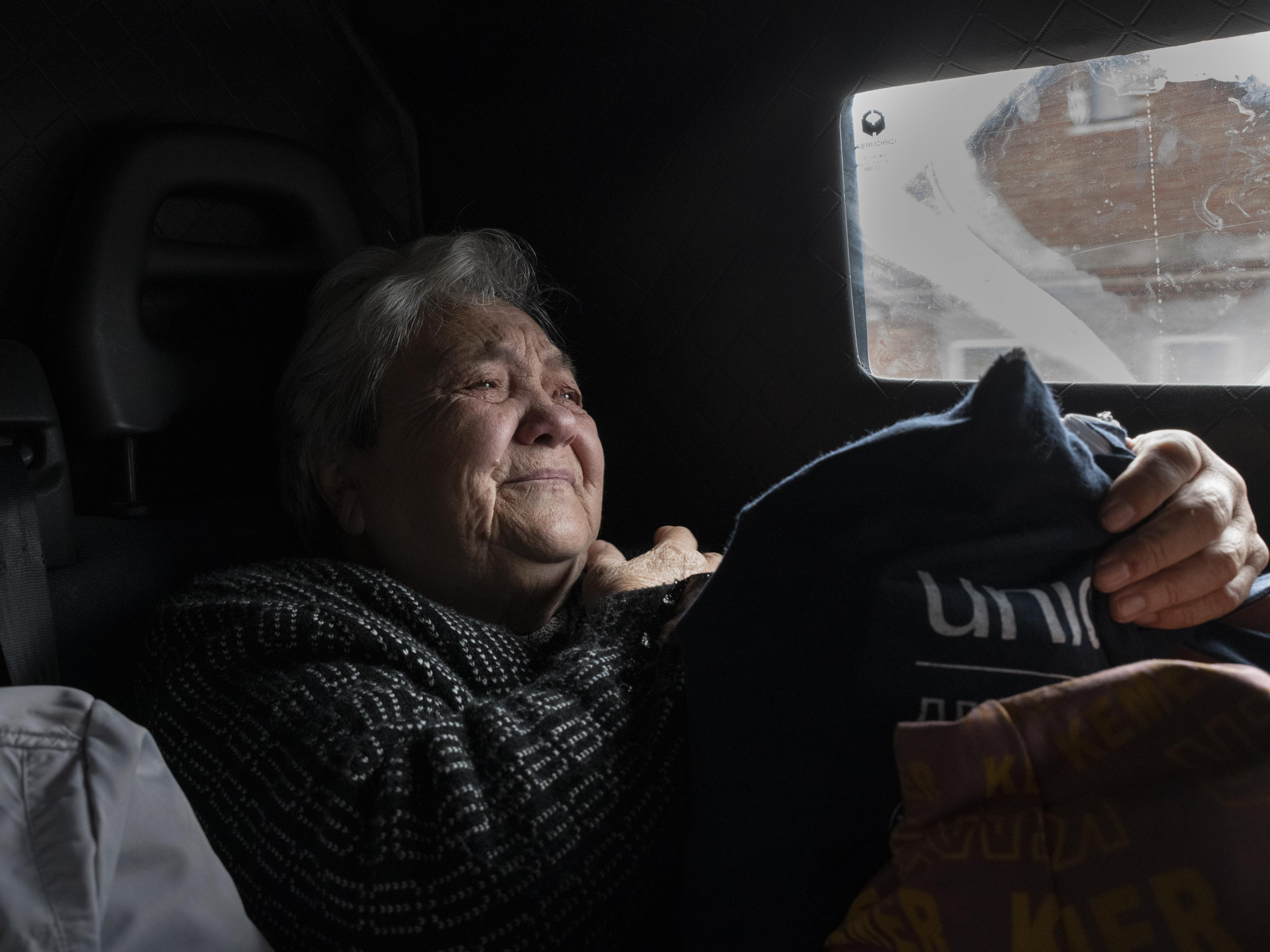 Antoni Lallican: Die 83-jährige Valentina wird gemeinsam mit ihrem Sohn und ihrer Enkelin aus dem stark umkämpften Kostiantynivka evakuiert, wo die Bevölkerung seit 2022 von 68.800 auf etwa 6.000 geschrumpft ist. Sie reisen in einem gepanzerten Fahrzeug zu Verwandten nach Odessa, da die Stadt täglich von Bombardierungen und Kamikaze-Drohnenangriffen bedroht wird.