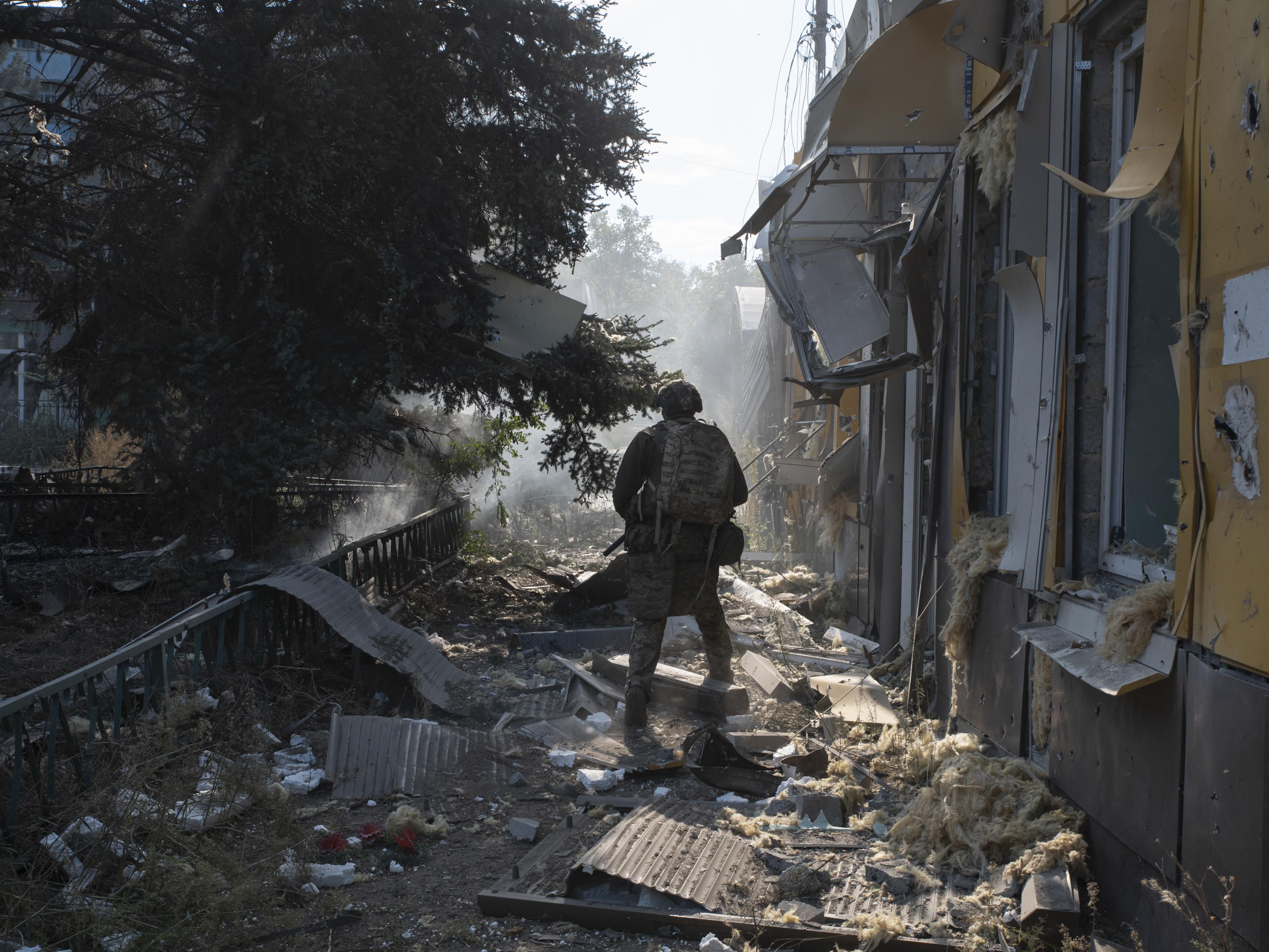 Antoni Lallican: Alexey, Infanterist des 49. Sturm-Bataillons, bewegt sich durch die Trümmer eines zerstörten Gebäudes im fast menschenleeren Zentrum von Kostiantynivka, wo nur noch rund 6.000 der einst 68.000 Einwohner leben. Die strategisch wichtige Stadt im Donbass, etwa zehn Kilometer von russischen Stellungen entfernt, ist täglich Ziel zahlreicher Kamikaze-Drohnenangriffe.