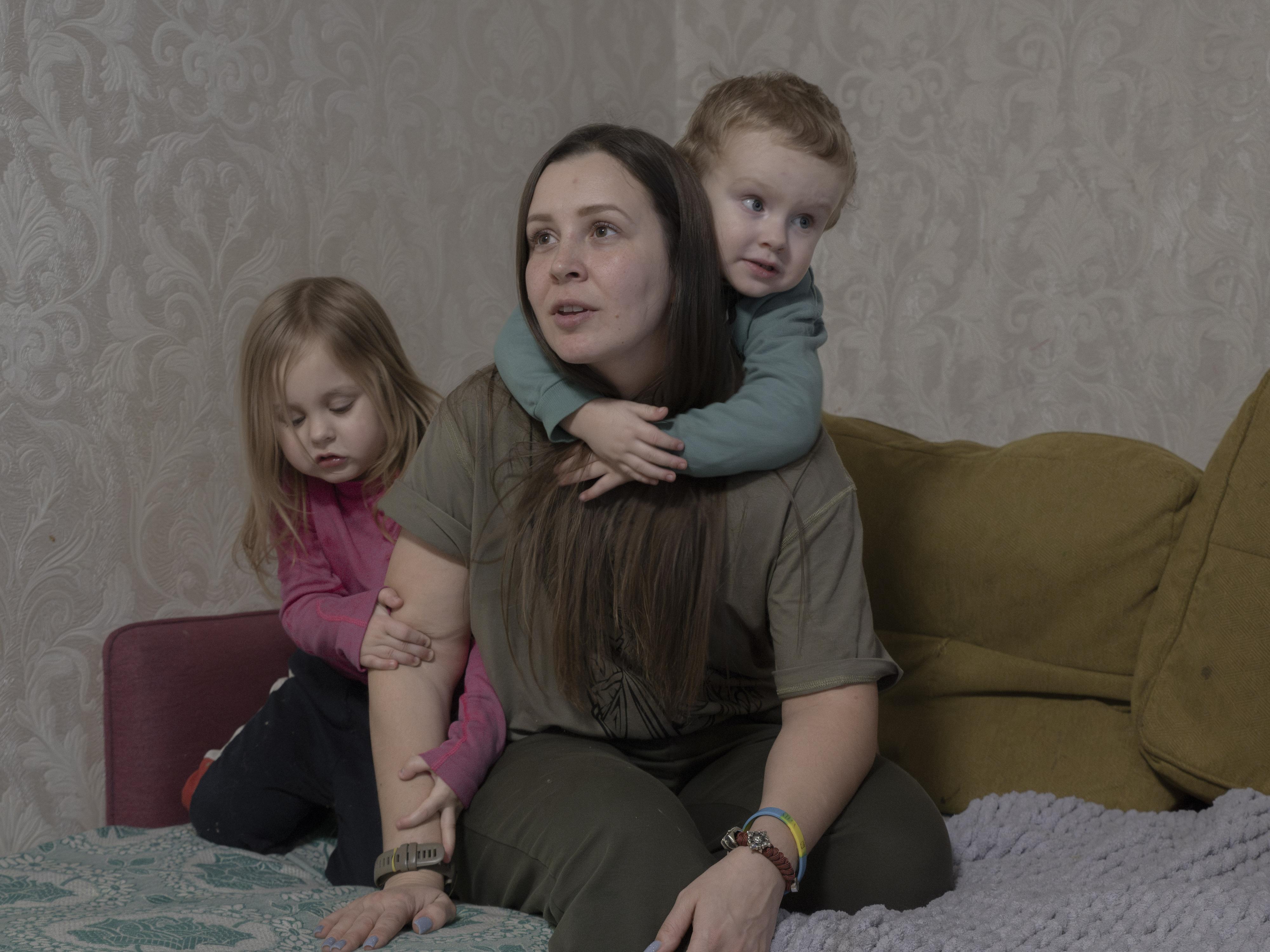 Antoni Lallican: Anastasia, 34 Jahre alt, mit ihrer viereinhalbjährigen Tochter Zlatozlava und ihrem zweieinhalbjährigen Sohn Lev im Wohnzimmer ihrer Familienwohnung in Dnipro, am 10. Januar 2024. Die Gerichtsmedizinerin engagiert sich seit September 2023 freiwillig als Militärkrankenschwester in der ukrainischen Armee. Dnipro.