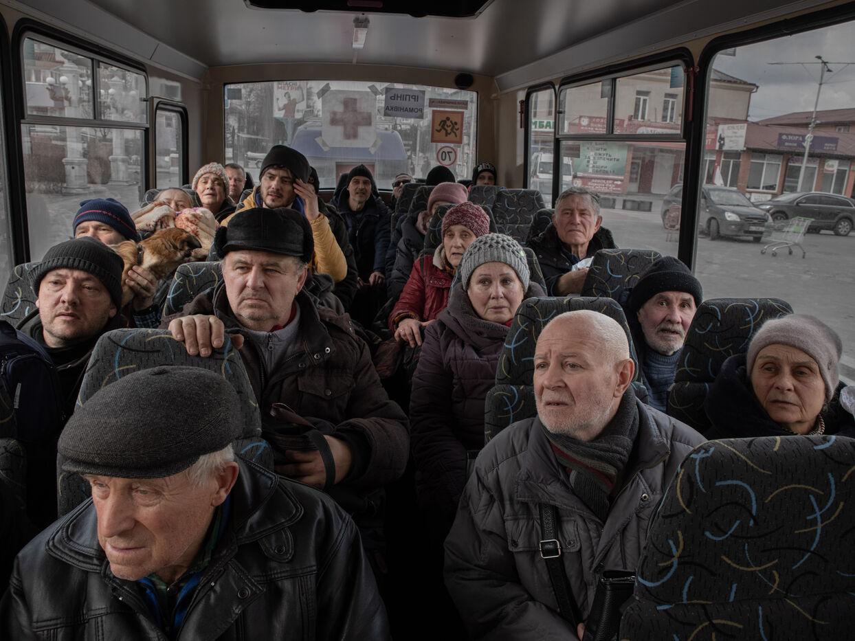 Antoni Lallican: Einwohner von Irpin werden im Rahmen eines von den ukrainischen Behörden eingerichteten humanitären Korridors mit Bussen aus dem Stadtzentrum evakuiert. Irpin, Ukraine, 9. März 2022.